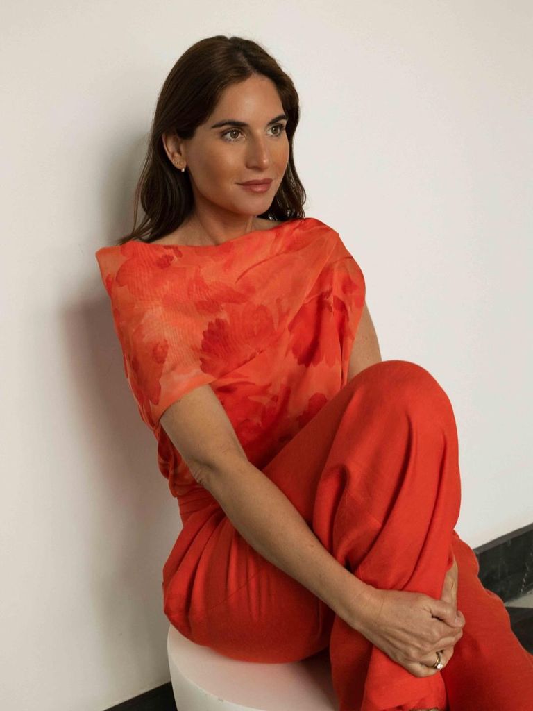 Lourdes Montes con conjunto naranja de invitada, de Bimani