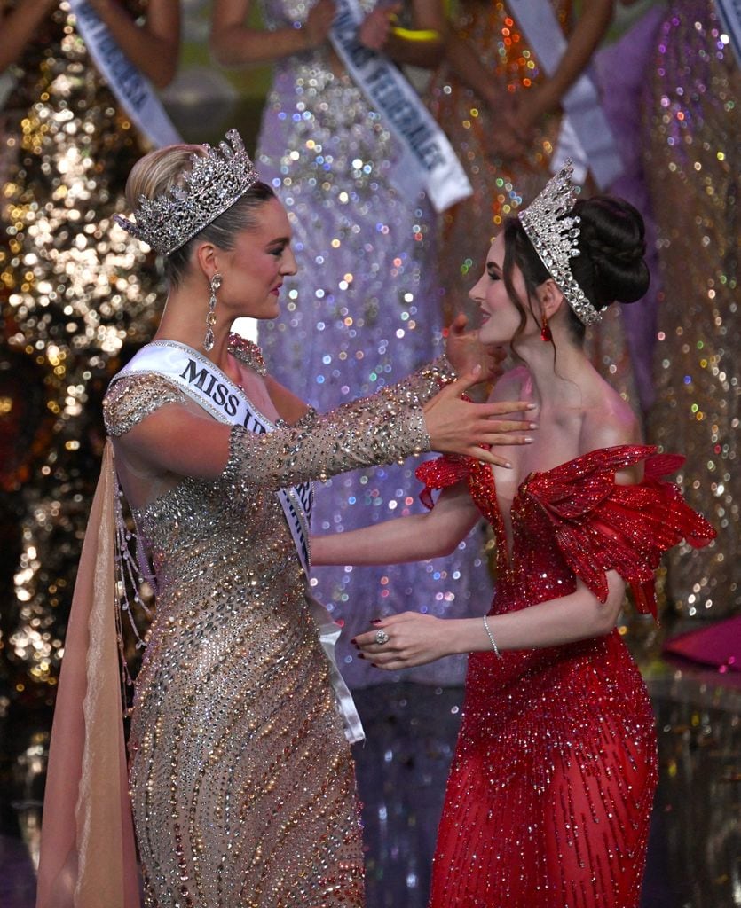 Stephany Abasali, vestida de rojo, el día de Miss Venezuela coronando a su sucesora Clara Vegas. 