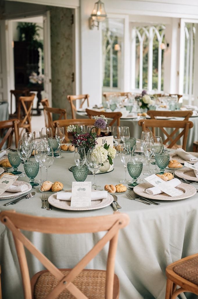 Mesa decorada con flores y tonos verdes en Castiello de Selorio en Villaviciosa