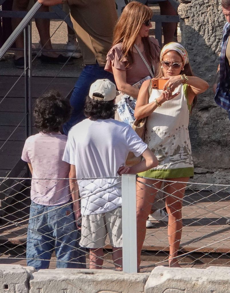 Como toda madre orgullosa, Jennifer Lopez tomó algunas fotos de sus hijos como recuerdo.