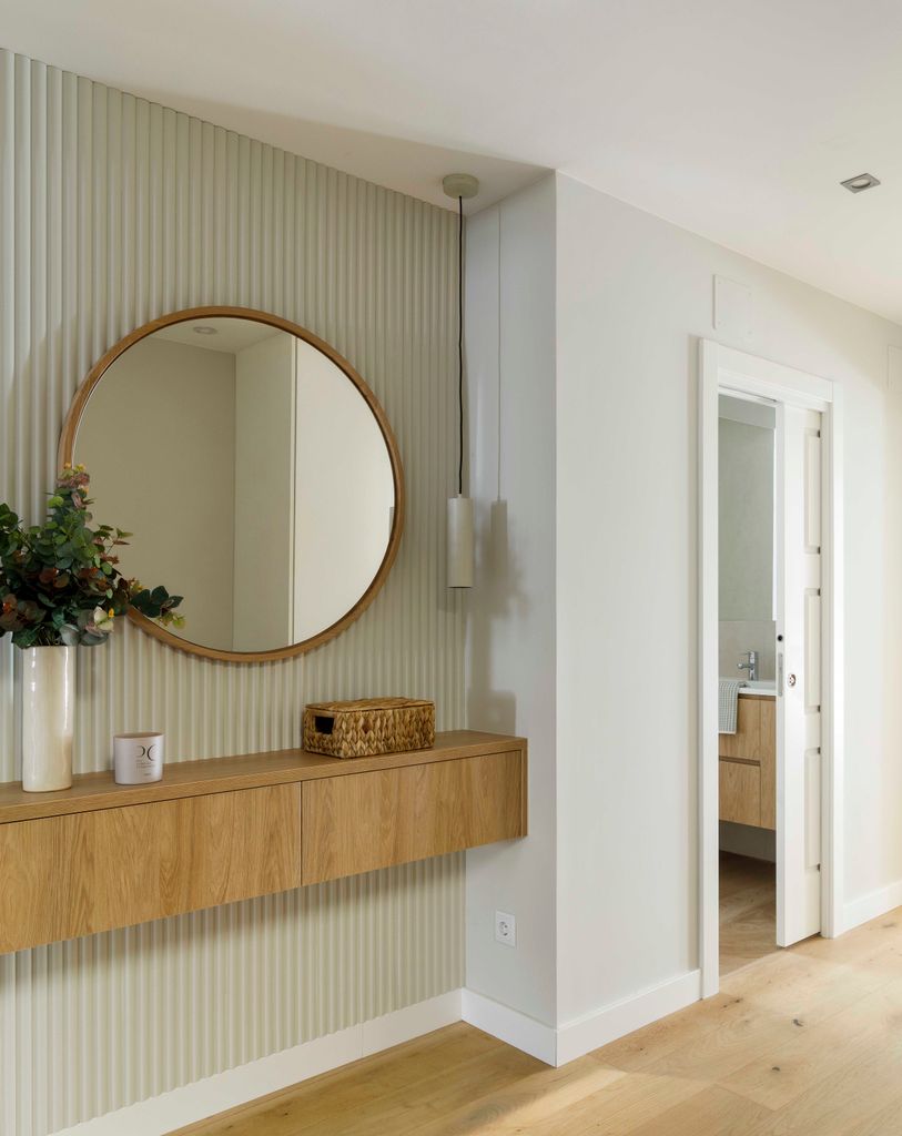 Recibidor con mueble suspendido.  