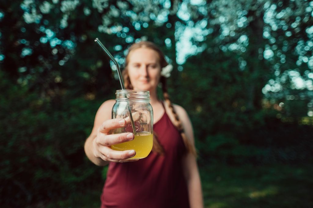 Adolescente con un vaso con Kombucha