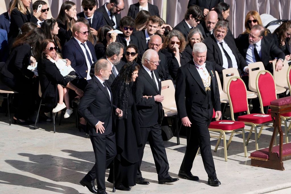 Silvia de Suecia y Carlos Gustavo de Suecia en el funeral del Papa Francisco 