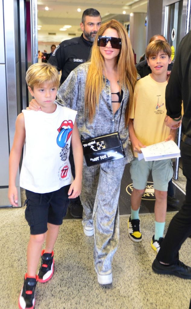 Milan y Sasha en uno de los viajes con su madre Shakira