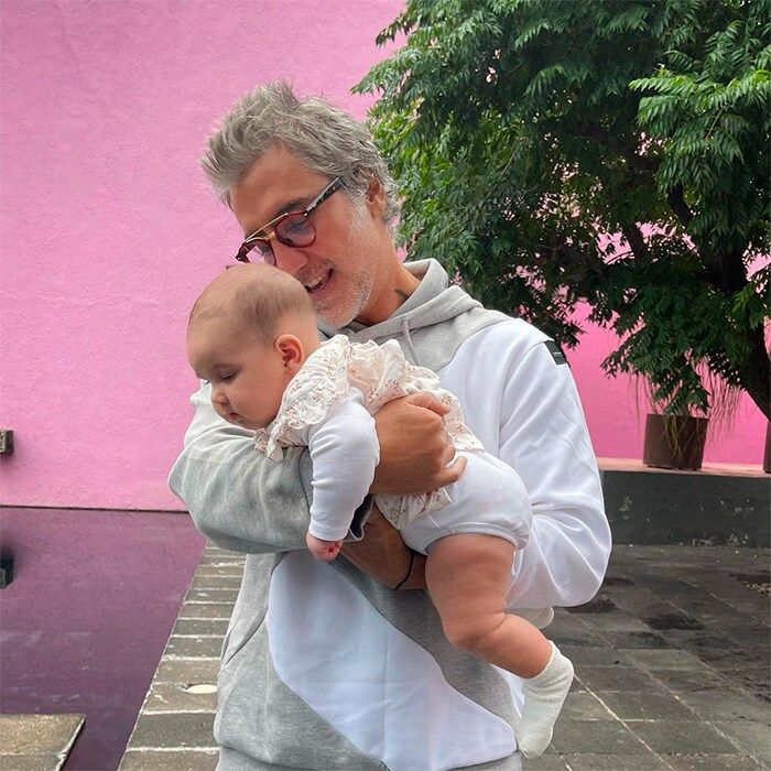 Alejandro Fernández y su nieta Cayetana