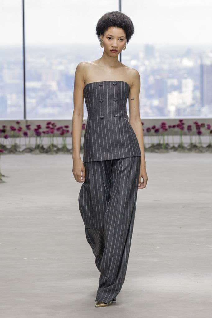 Lineisy Montero desfila en la pasarela durante el desfile de moda Carolina Herrera Ready to Wear Otoño/Invierno 2025-2026, como parte de la Semana de la Moda de Nueva York, el 10 de febrero de 2025 en Nueva York. 