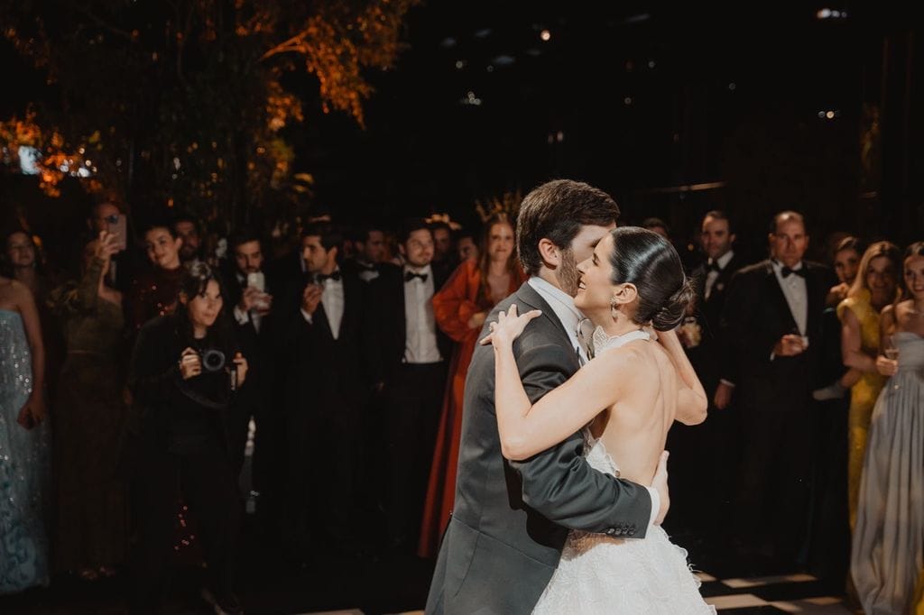 Mariana Santander y Rodrigo Nogueroles, durante su baile nupcial