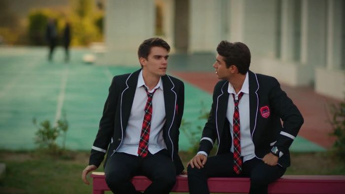 'Hermanos': Doruk miente a Kaan y le dice que él y Asiye son novios