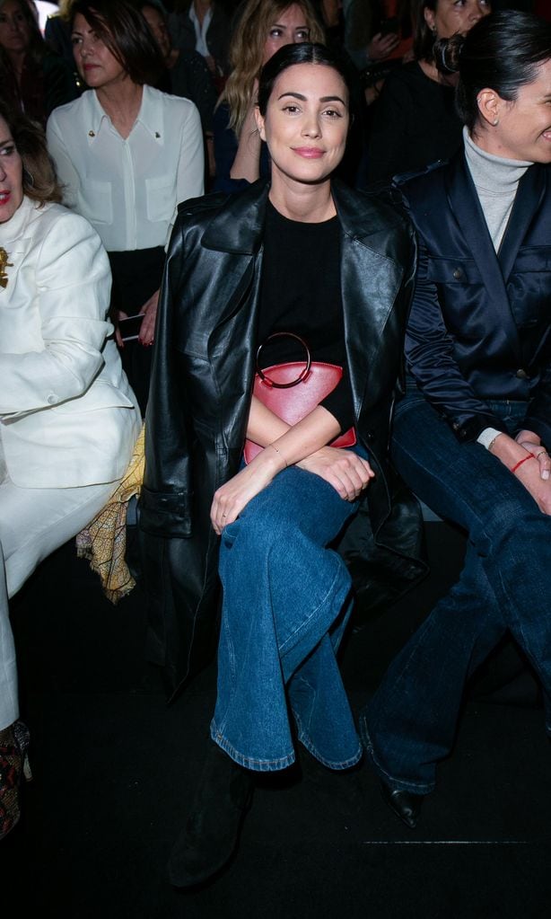 Alessandra de Osma con look de cuero negro y jeans