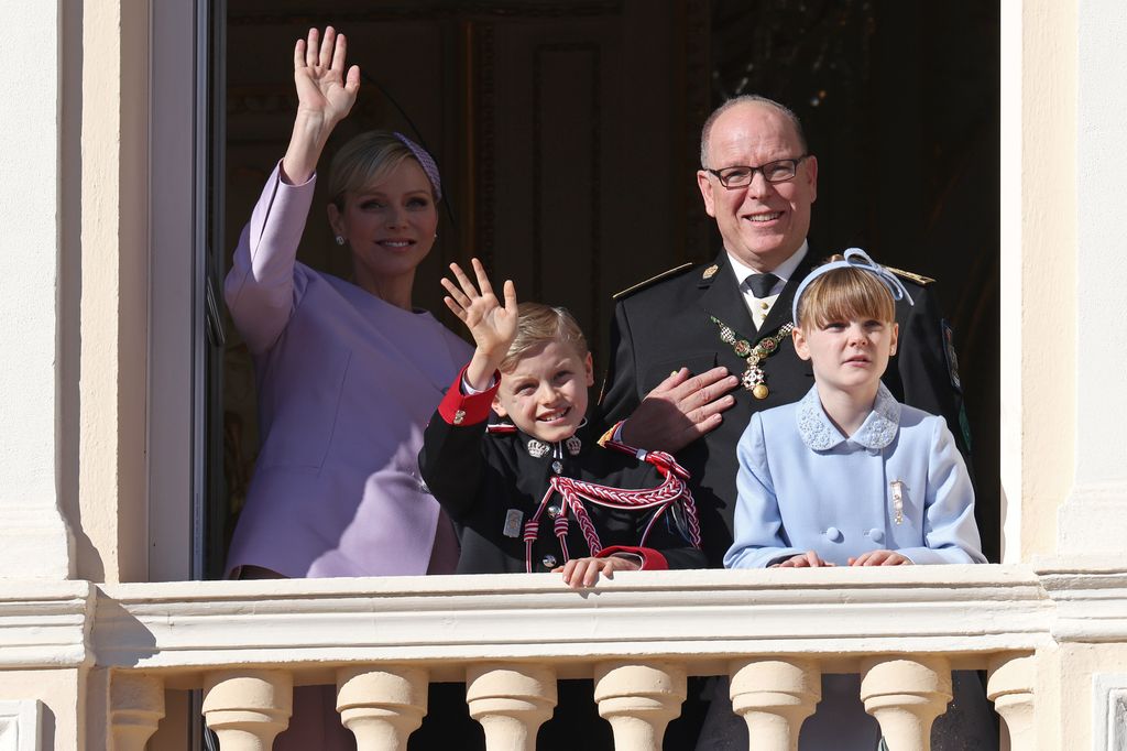 Alberto de Mónaco, Charlene de Mónaco, Jacques de Monaco y Gabriella de Mónaco en el Día Nacional desde el balcón real