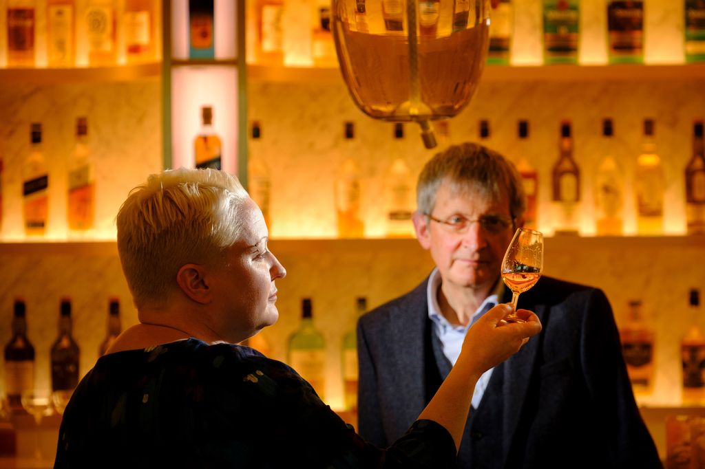 La Dra. Emma Walker ha sido nombrada nueva maestra mezcladora de Johnnie Walker, sucediendo al Dr. Jim Beveridge (OBE), quien se jubila tras más de 40 años en Diageo