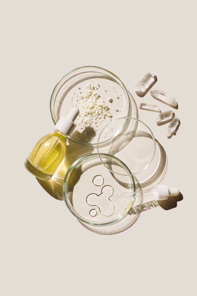 Sérums de pipeta sobre fondo neutro