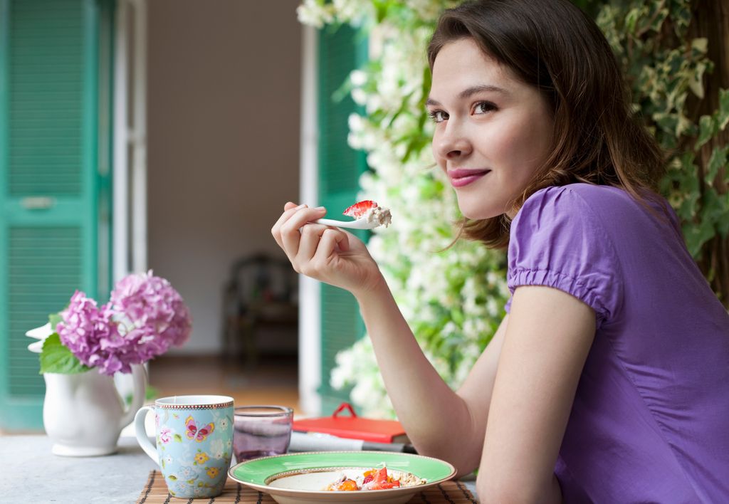 Mujer come sano