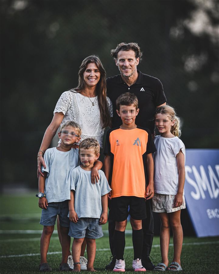 Forlán posa con sus cuatro hijos