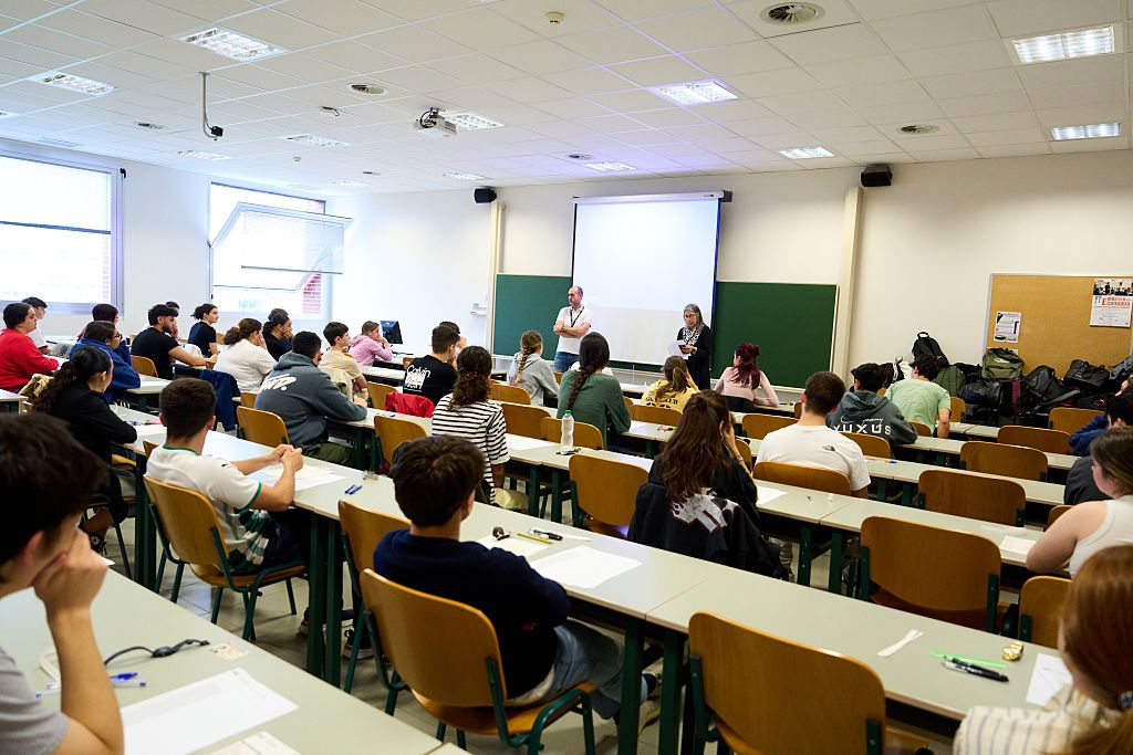 Los tribunales de la PAU 2026 reforzarán este año los controles antifraude para detectar móviles, auriculares y relojes inteligentes ocultos durante los exámenes