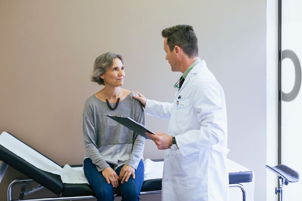 mujer en la consulta del médico
