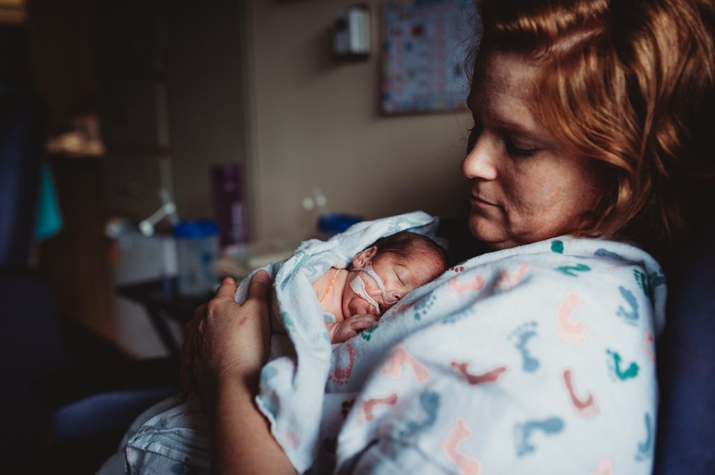 Madre con su bebé prematuro haciendo piel con piel
