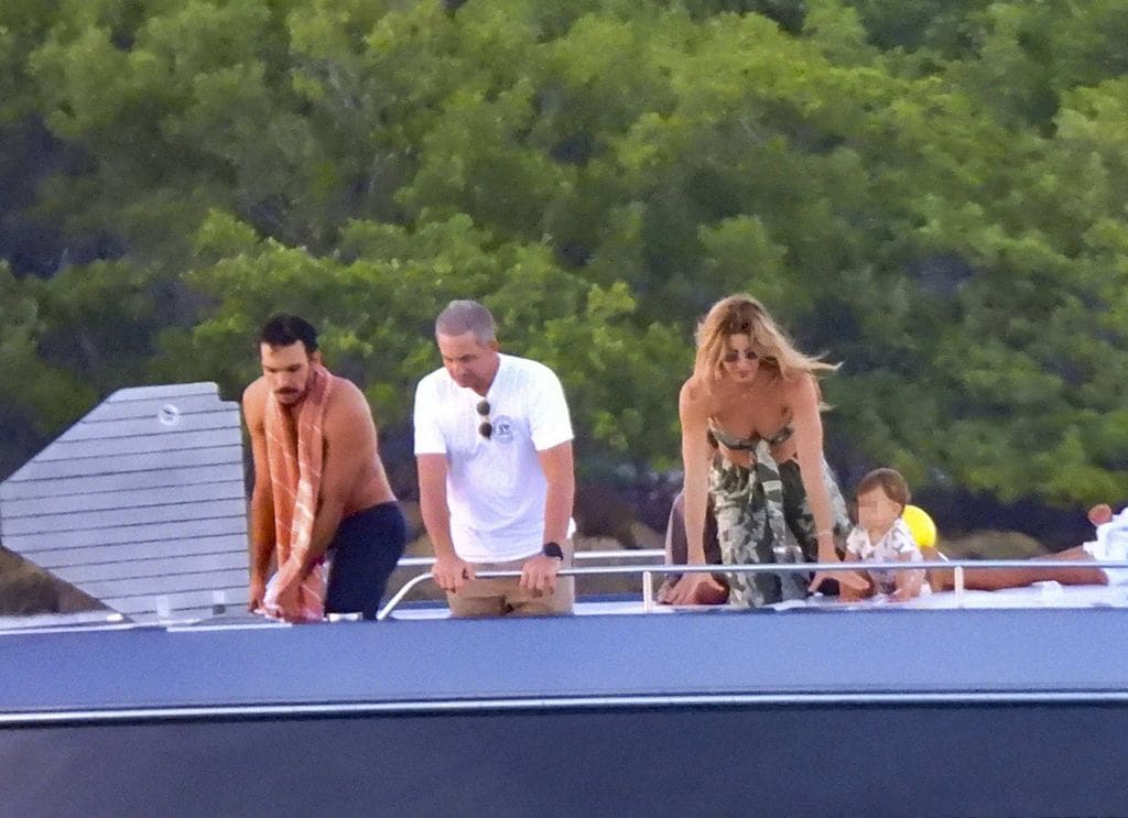 Gisele Bündchen, Joaquim Valente y su bebé disfrutaron de un paseo en bote junto a otros acompañantes.