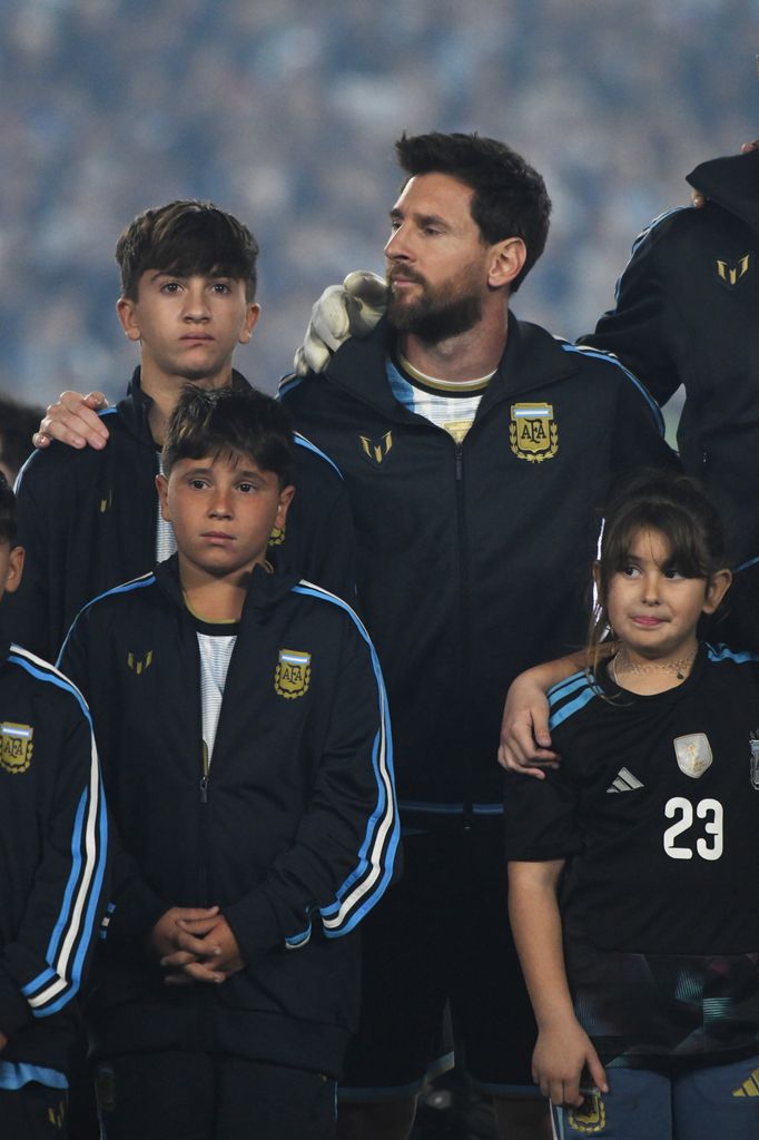 Lionel Messi junto a sus hijos