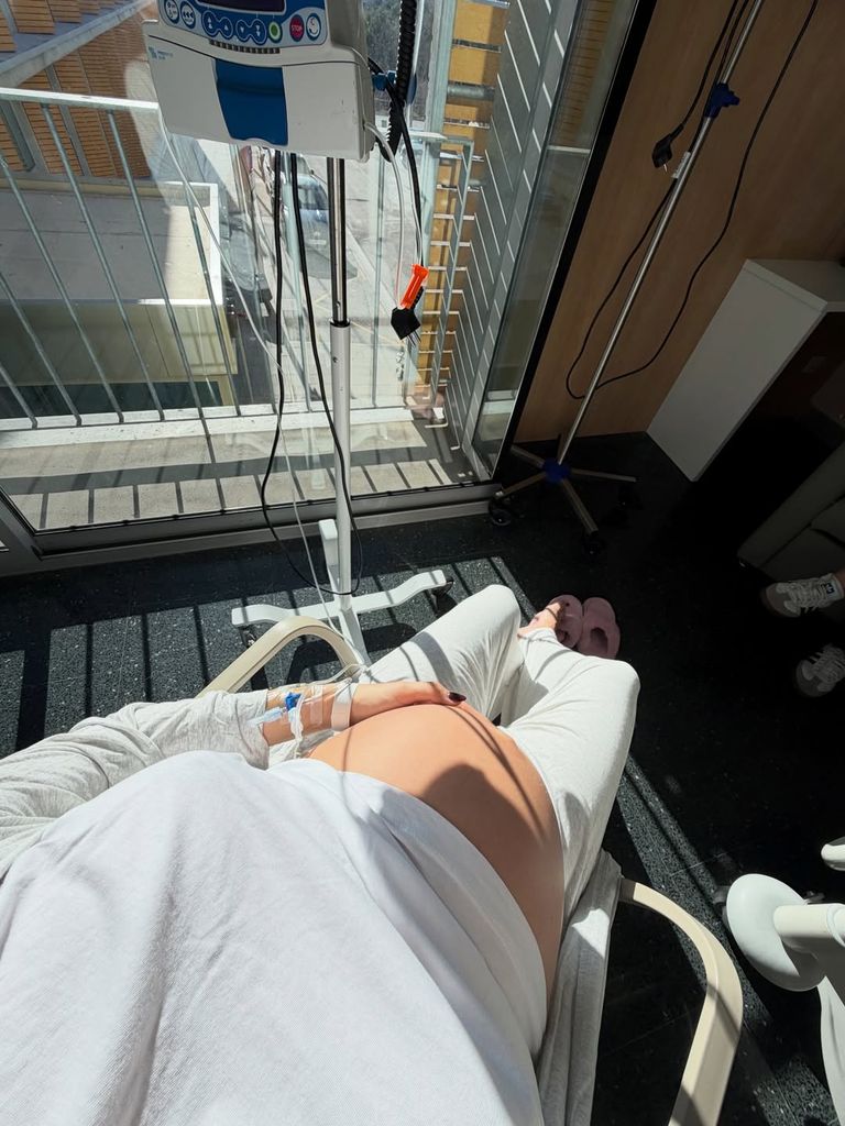 Tomando el sol desde la ventana de la habitación