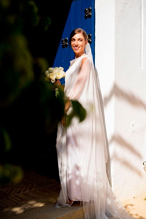 vestido largo de fiesta lencero de saten azul claro con escote en