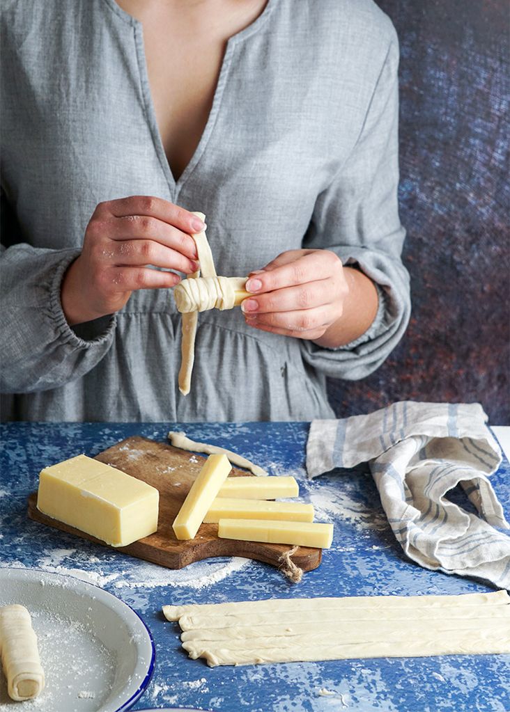 Mujer preparando tequeños en casa