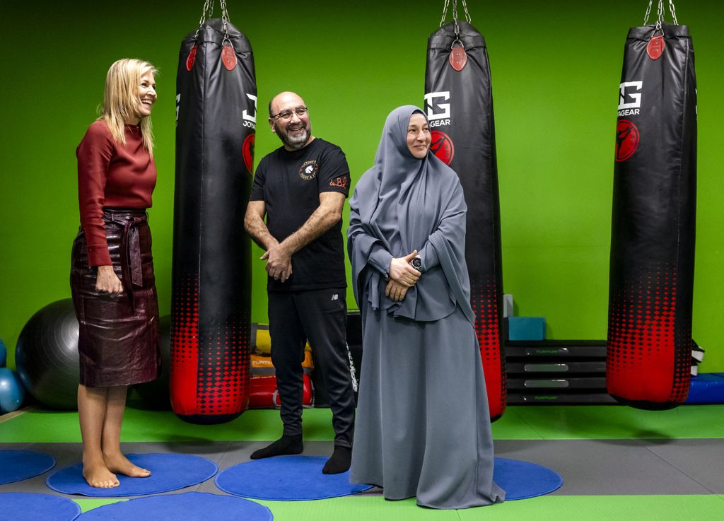 La reina Máxima se baja de los tacones