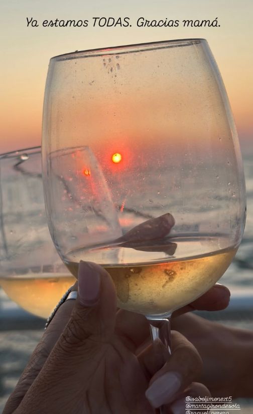 El brindis con sus amigas