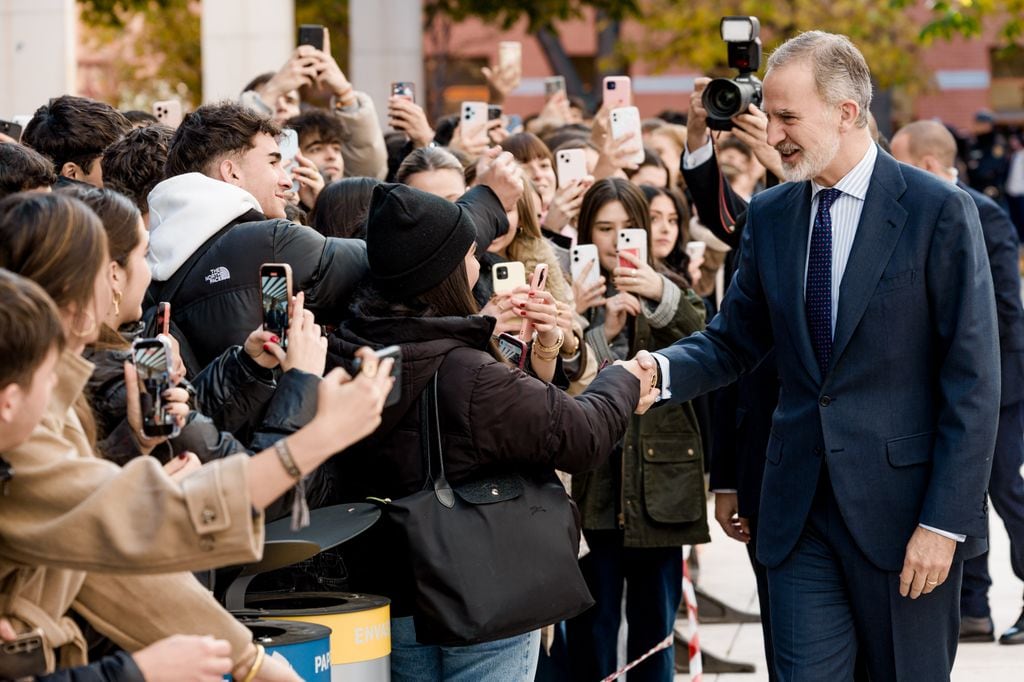El rey Felipe, saludando a estudiantes de la Universidad Rey Juan Carlos I, a princpios de diciembre