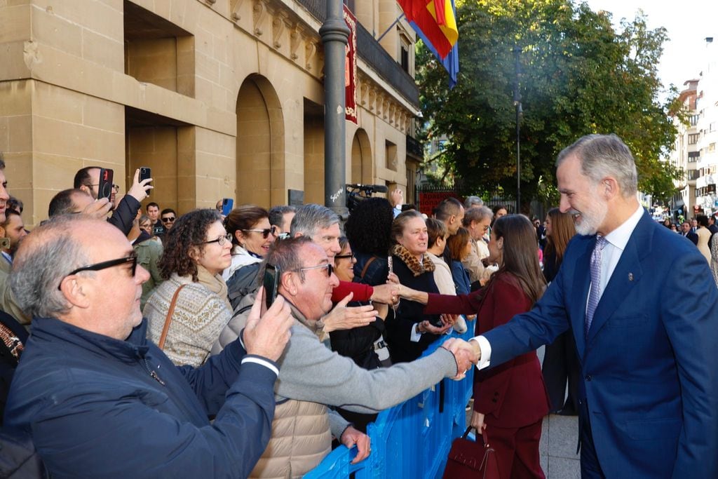 Los Reyes saludan a todos los vecinos que se han acercado al Palacio de Gobierno de Navarra para recibirles