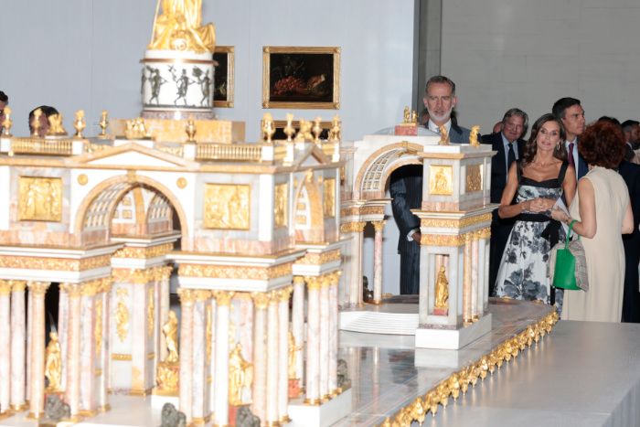 Los Reyes viendo una maqueta en la Galería de las Colecciones Reales
