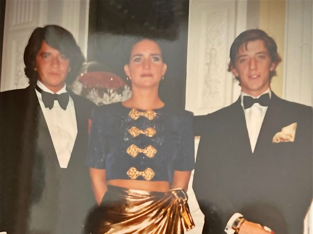 Samantha y su hermano cuando eran jóvenes