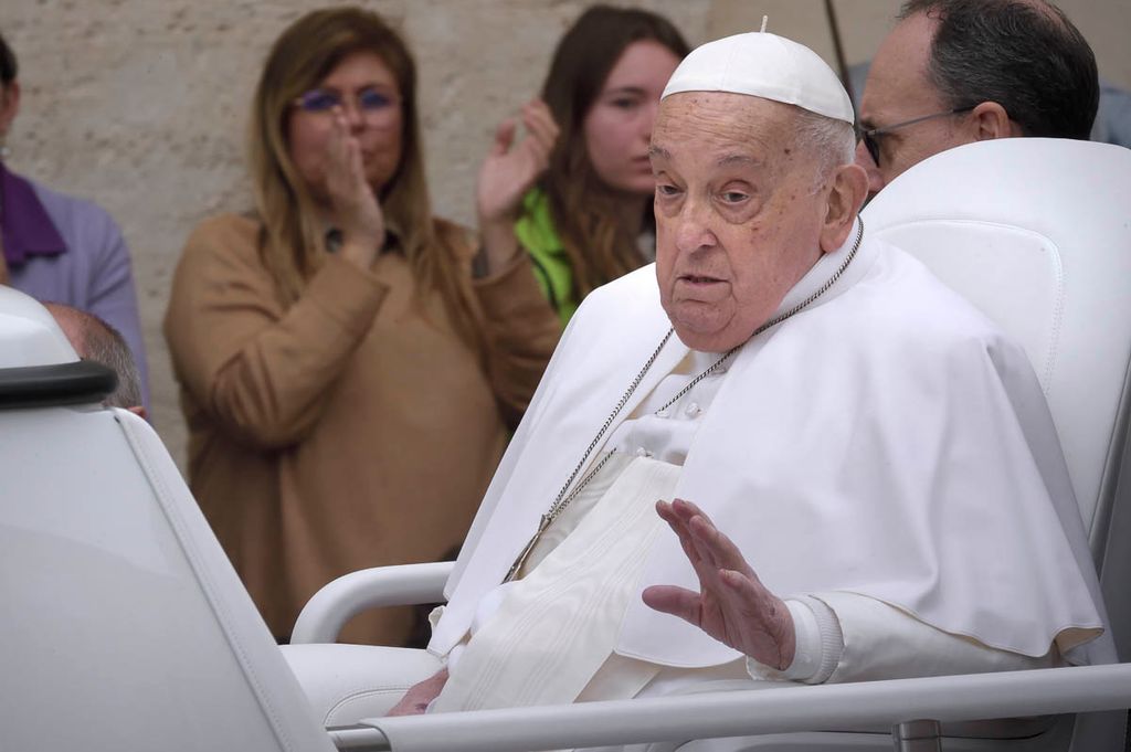 SPAIN - APRIL 21: Pope Francis during the impartation of the 'Urbi et Orbi' blessing and wishes "good Easter" from the balcony of St. Peter's Basilica, April 20, 2024, in Rome (Italy). (Photo By Stefano Spaziani/Europa Press via Getty Images)