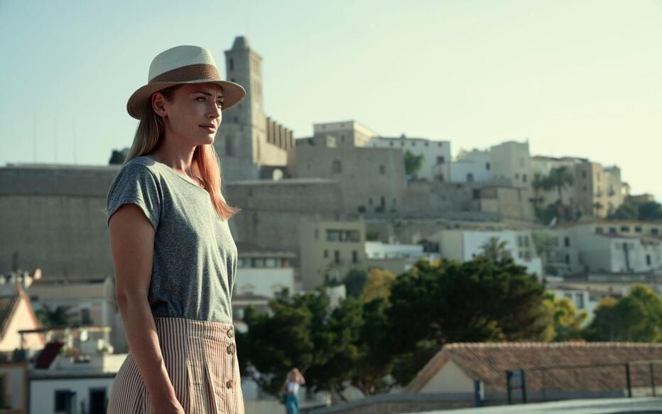 Zoe Walker (Laura Haddock) llega a Ibiza en busca de respuestas sobre la muerte de su hermano