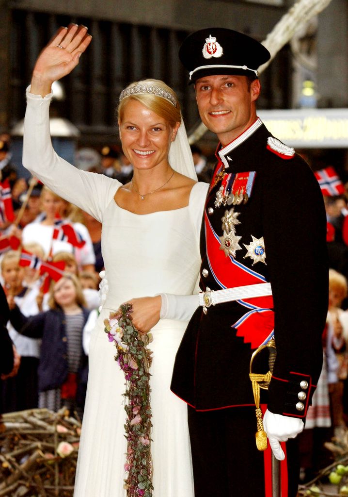 393708 04: Norwegian Crown Prince Haakon and Mette-Marit Tjessem Hoiby wave to wellwishers outside the Oslo Cathedral August 25, 2001 after their wedding. (Photo by UK Press/Getty Images)