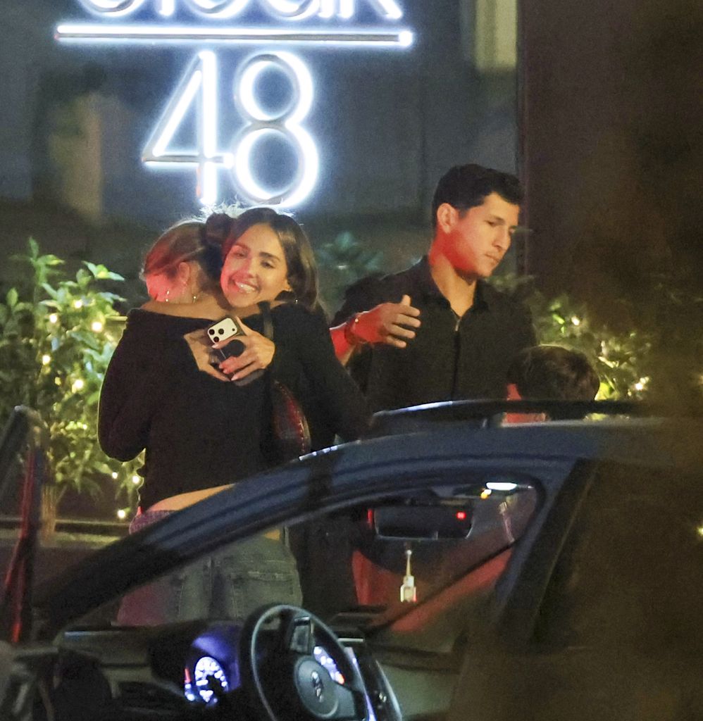 Jessica Alba abrazó amorosamente a su hija Honor, quien está por dejar su casa para ir a la universidad.