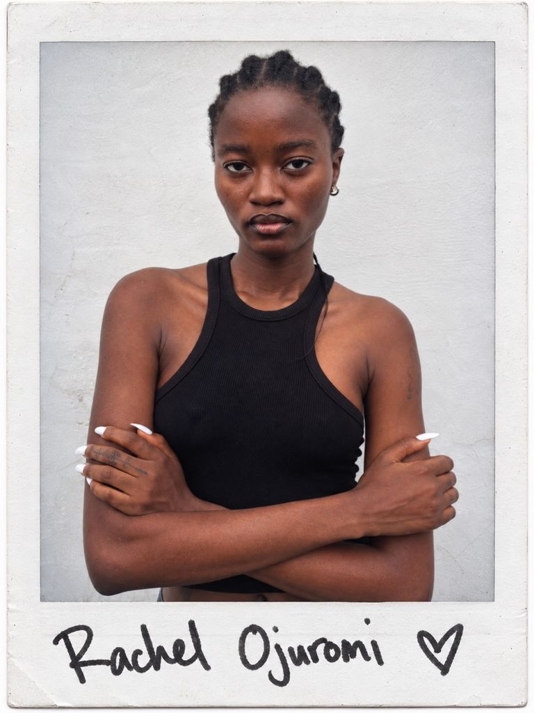 La joven recrea momentos icónicos de la moda en las calles de Lagos