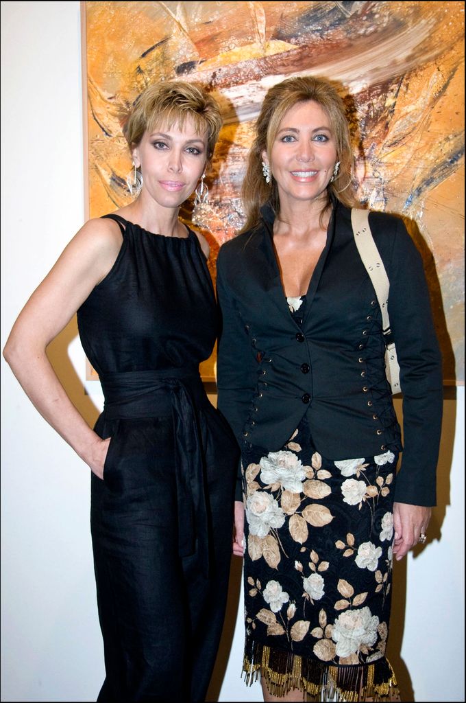 Plano medio de Norma Duval en una exposición con su hermana Carla Duval