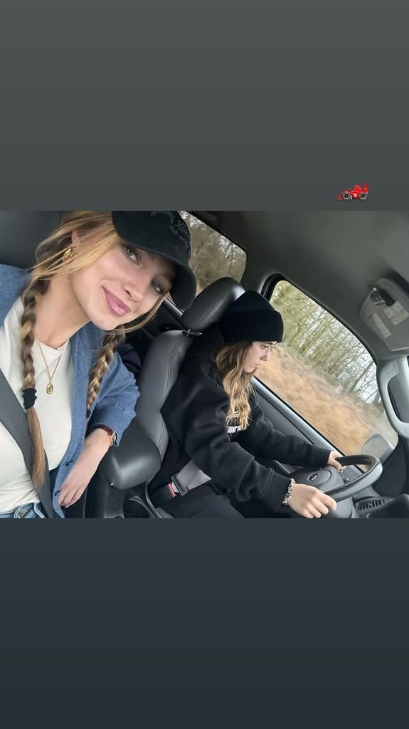 Mathilde y Valentina Paloma Pinault disfrutaron de un tranquilo paseo en auto.