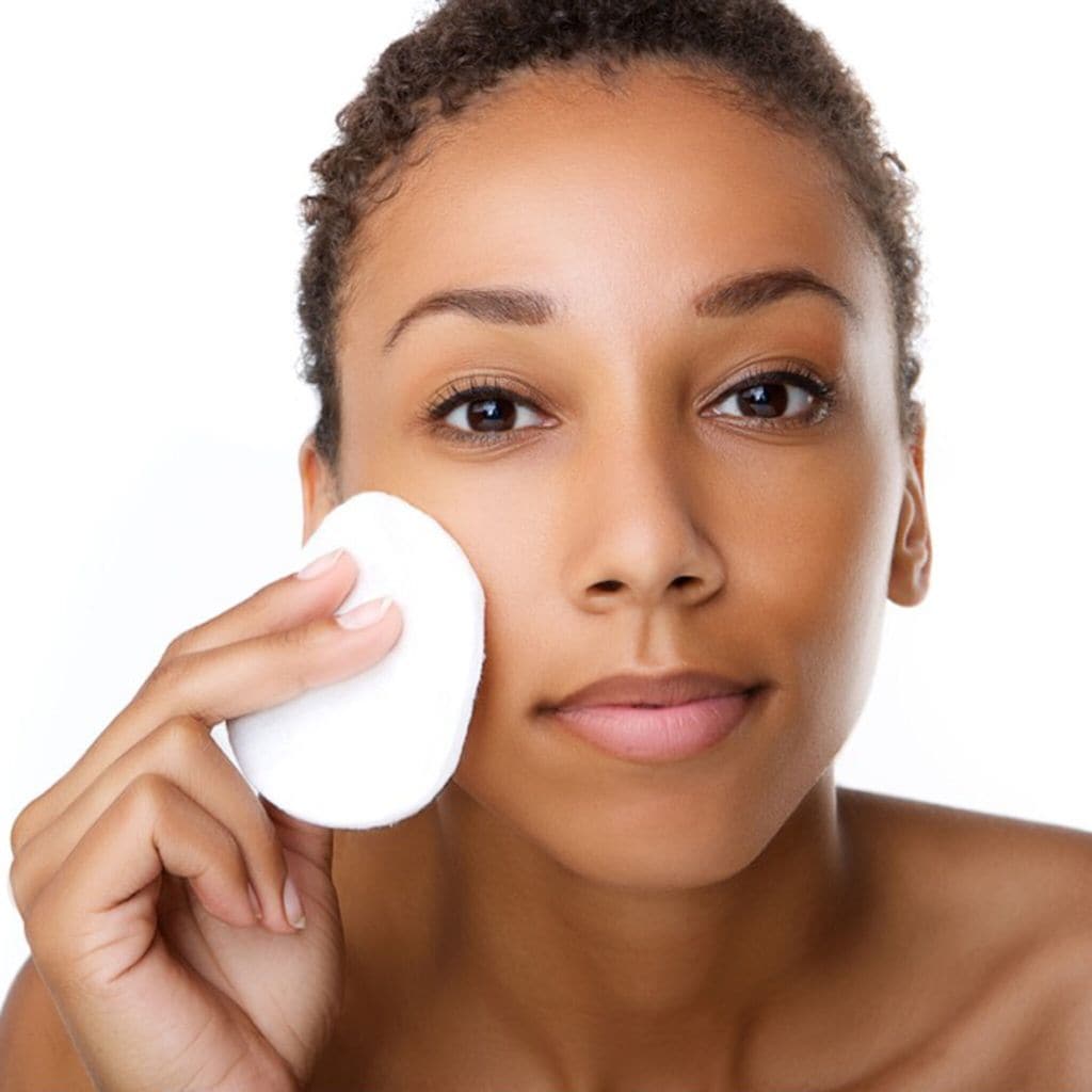 Mujer desmaquilla su rostro