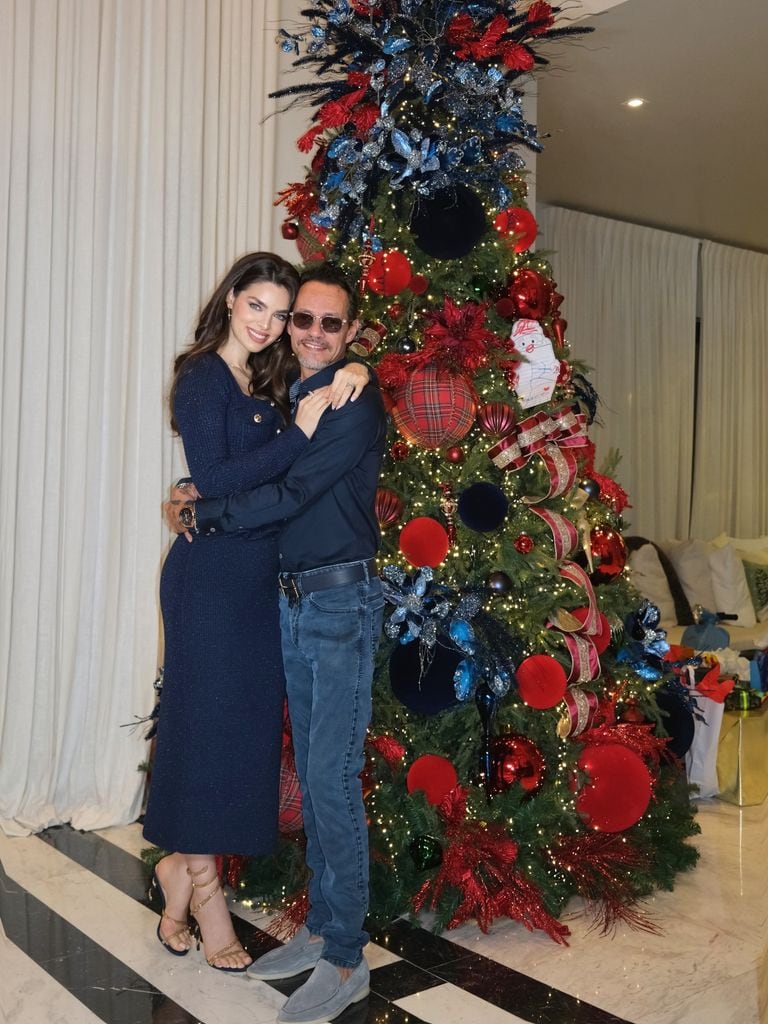 Nadia Ferreira y Marc Anthony protagonizaron un especial posado navideño.