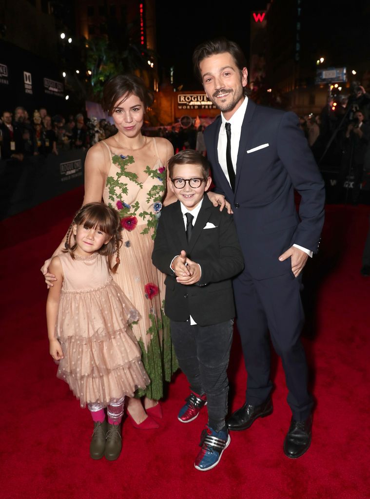 Diego Luna y Camila Sodi con sus hijos Jerónimo y Fiona en la premier de "Rogue One: A Star Wars Story" en diciembre de 2016.
