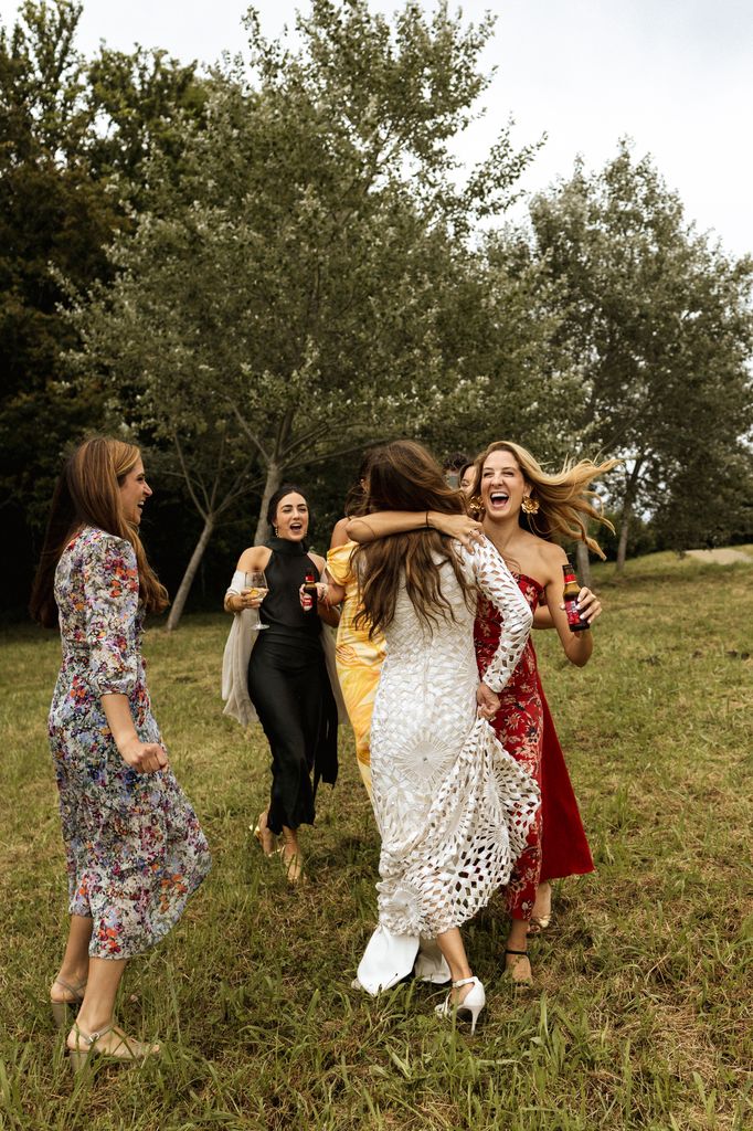 La novia con sus invitadas de boda