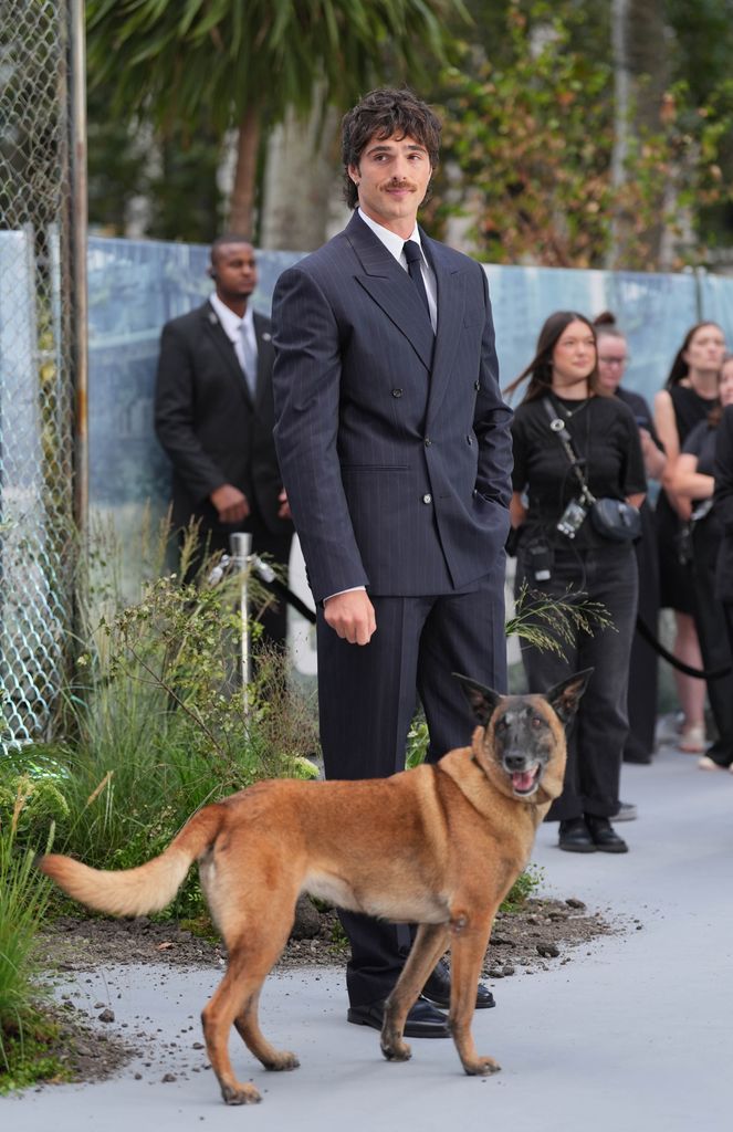 Jacob Elordi con su compañero perruno, Rak Jasper.