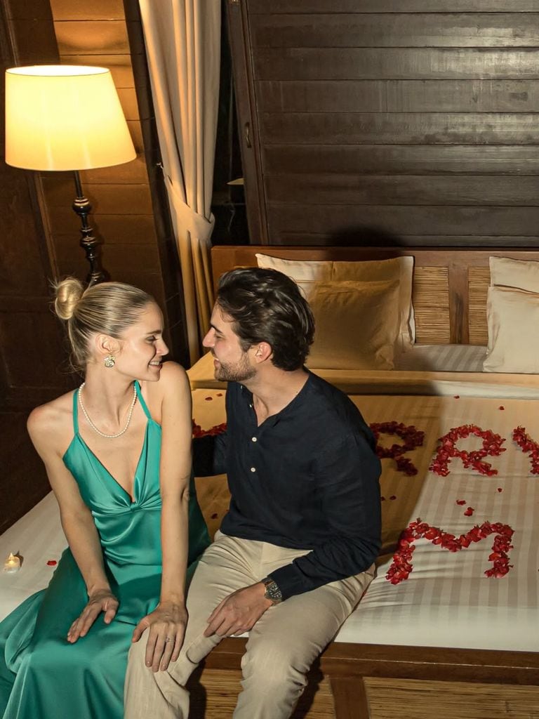 La pareja compartió en redes las fotos más especiales de la romántica propuesta de matrimonio.