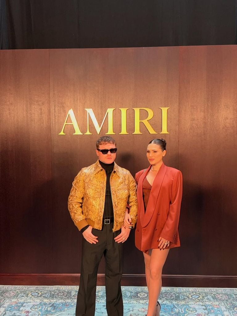El Canelo y su esposa, Fernanda Gómez, asistieron al desfile de Amiri en París. 