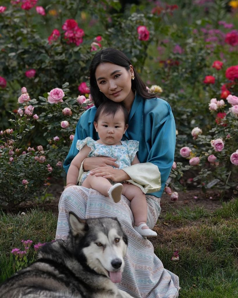 La Reina junto a su hija, la princesa Sonam