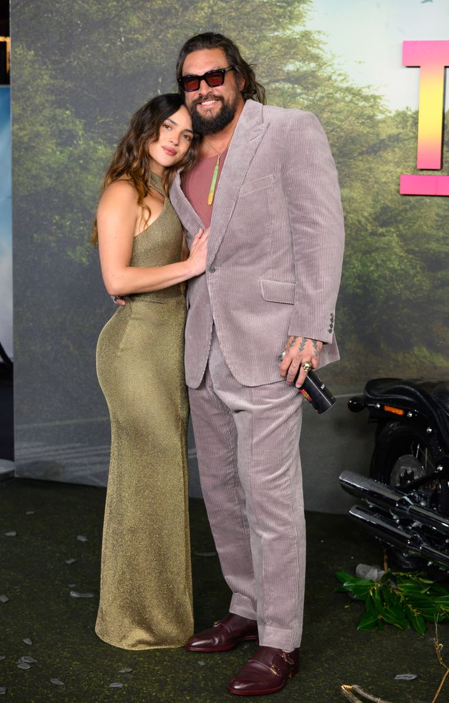 Adria Arjona y Jason Momoa hicieron pública su relación en mayo de 2024.