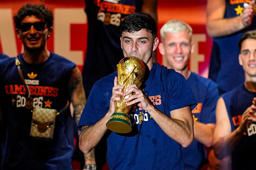 Pedri besando la copa