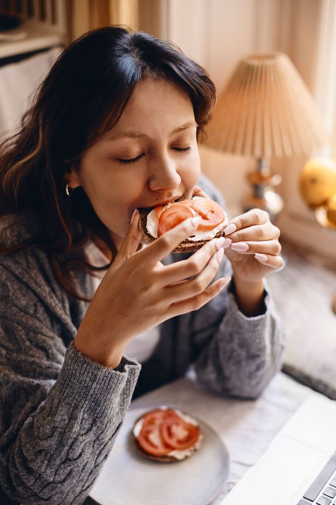 chica comiendo